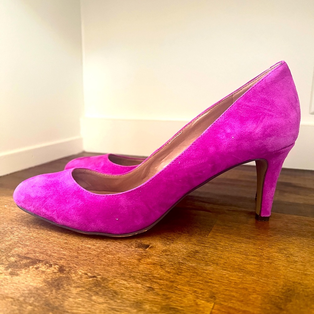 Gorgeous suede pumps for your next date night or spring function!